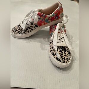ROCKET DOG LOW TOP LADIES SNEAKERS 
LEOPARD PRINT/TIE DYE . SIZE 7